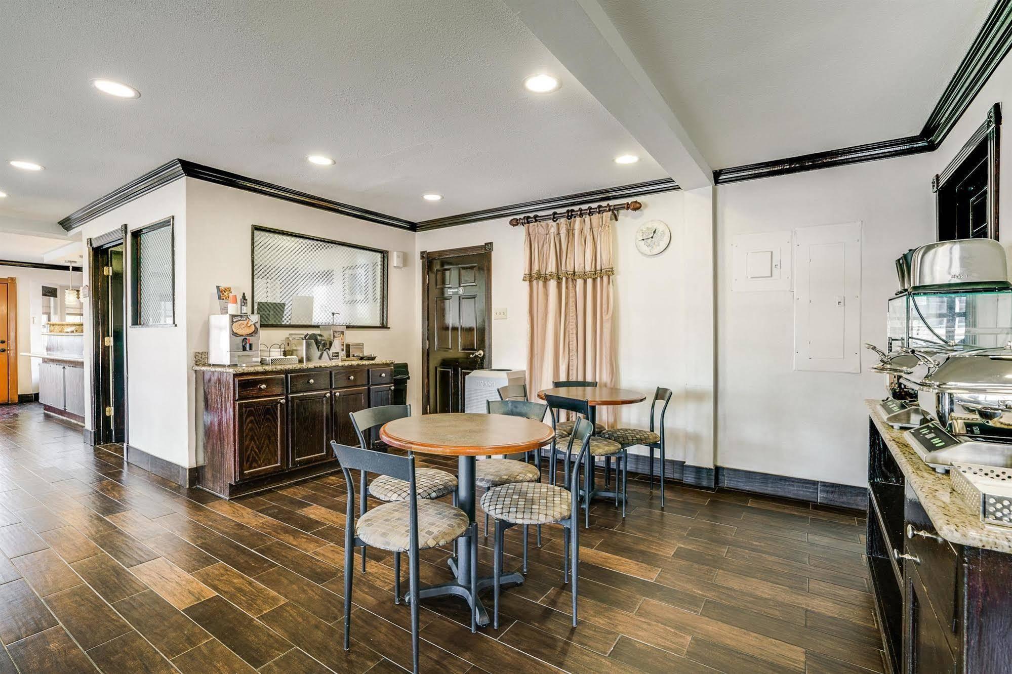 Quality Inn & Suites Dallas-Cityplace Εξωτερικό φωτογραφία