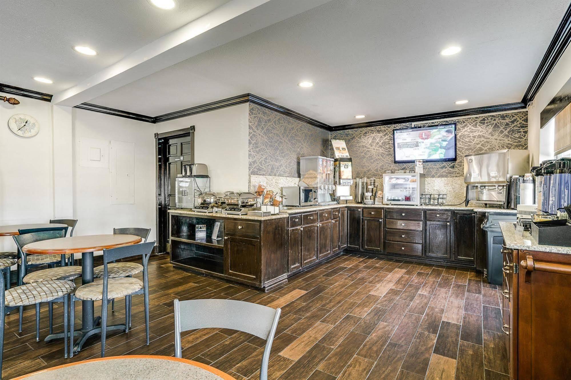 Quality Inn & Suites Dallas-Cityplace Εξωτερικό φωτογραφία