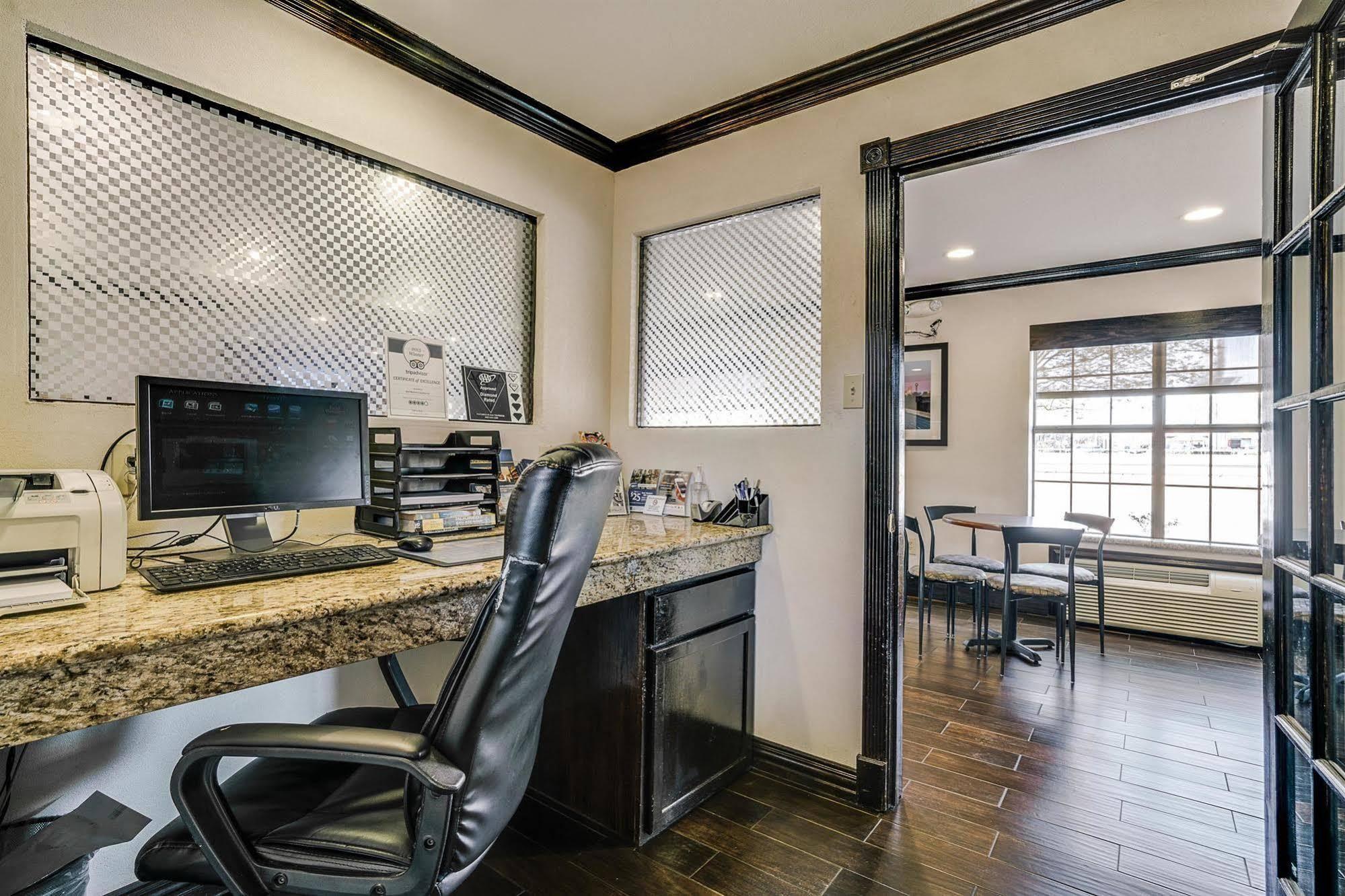 Quality Inn & Suites Dallas-Cityplace Εξωτερικό φωτογραφία