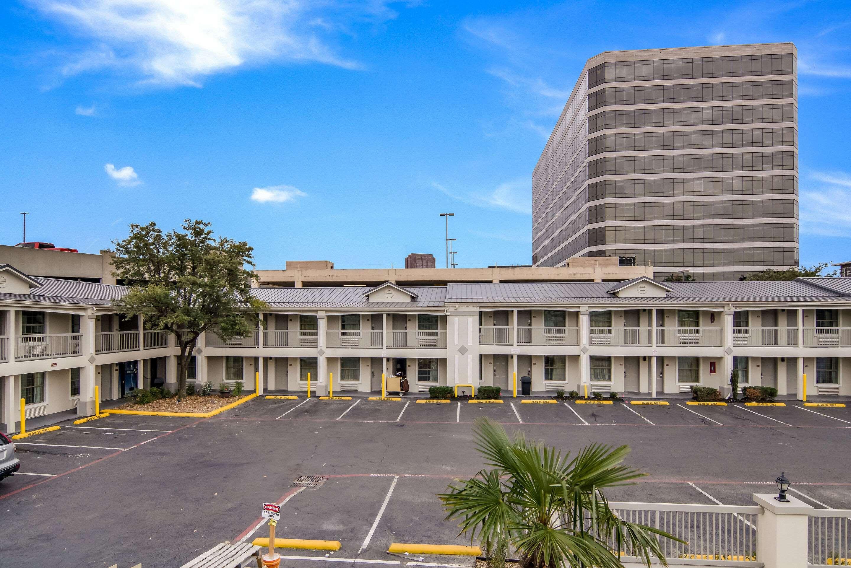 Quality Inn & Suites Dallas-Cityplace Εξωτερικό φωτογραφία